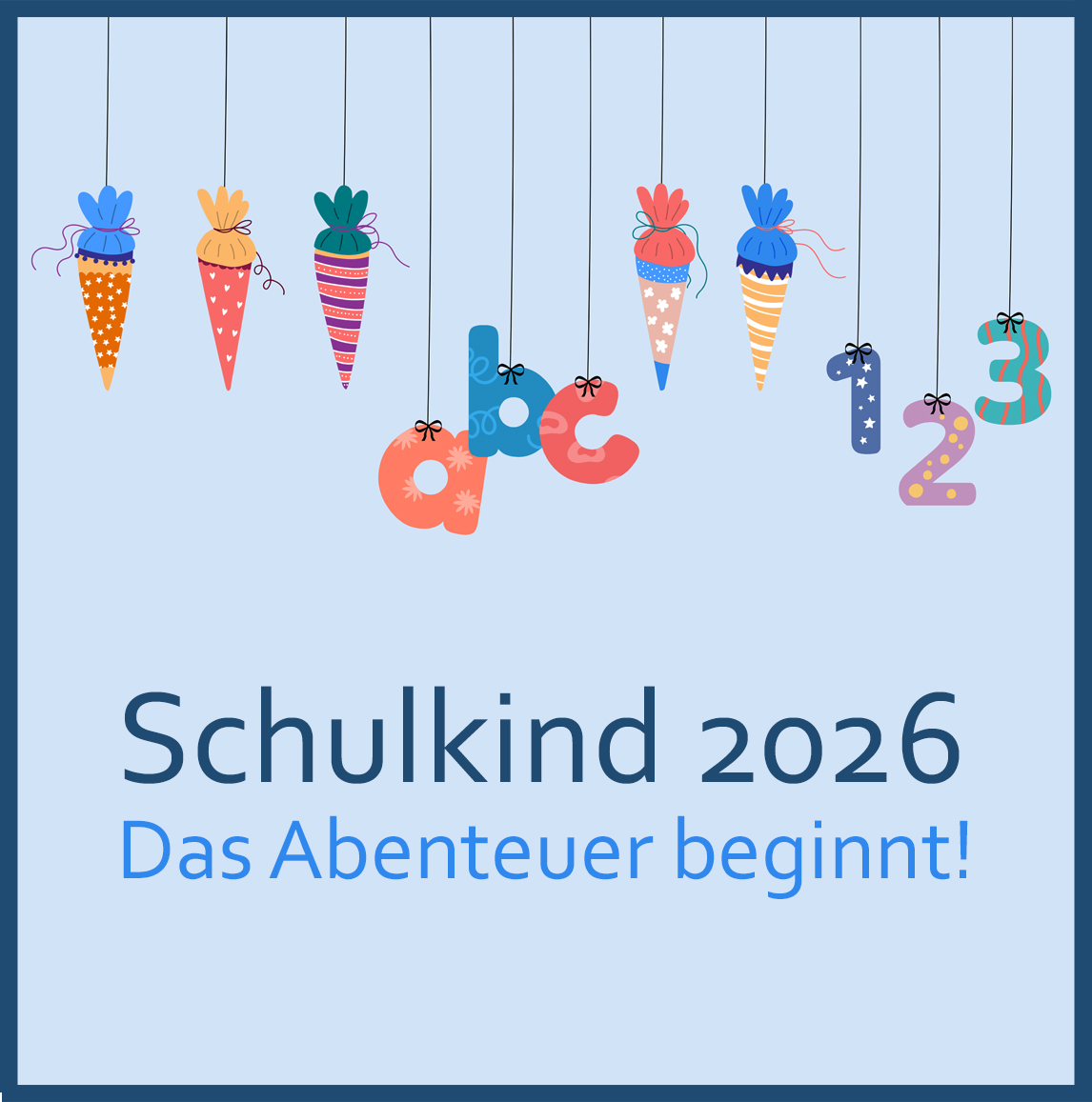 Eine hellblaue Kachel mit bunten, hängenden Schultüten, Buchstaben und Zahlen sowie dem Text „Schulkind 2026 – Das Abenteuer beginnt!“.