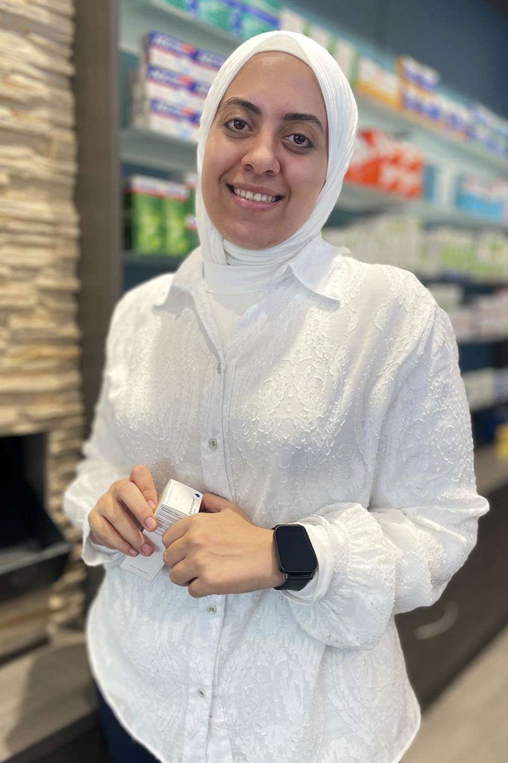 Mirhan Mirhan Abdelfattah steht im Kassenbereich der Biber-Apotheke.